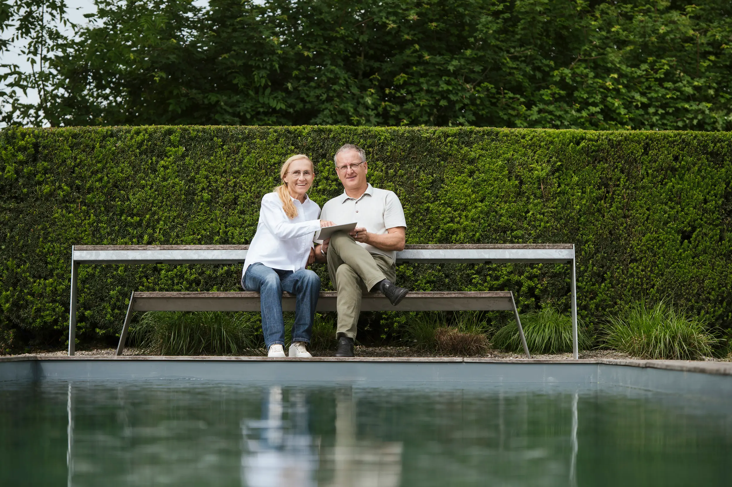 Richard Zauner mit seiner Frau am Pool – vom Unternehmer zum Berater
