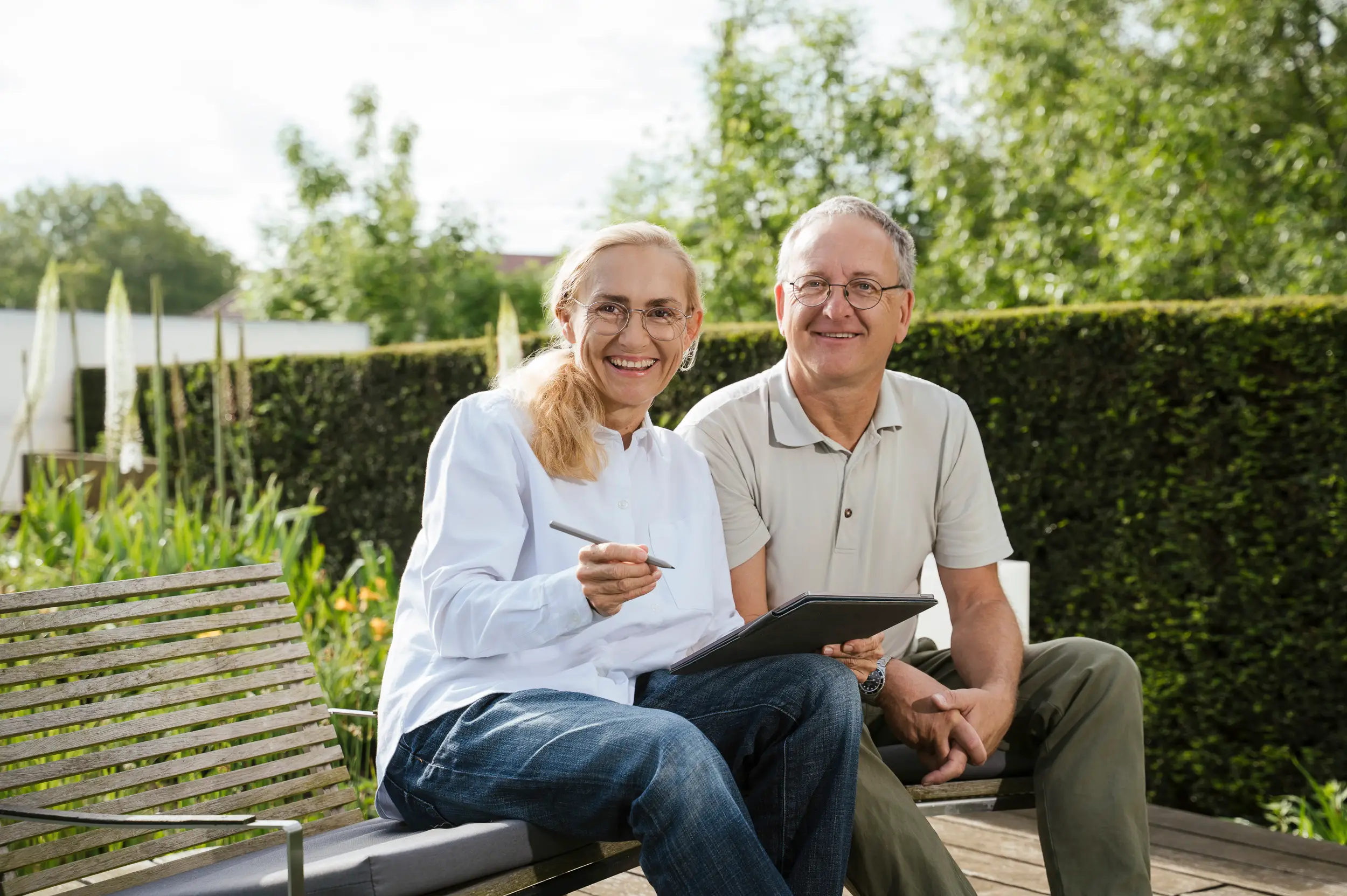Richard Zauner mit seiner Frau Alexandra auf einer Gartenbank – der Mensch hinter dem Unternehmensberater