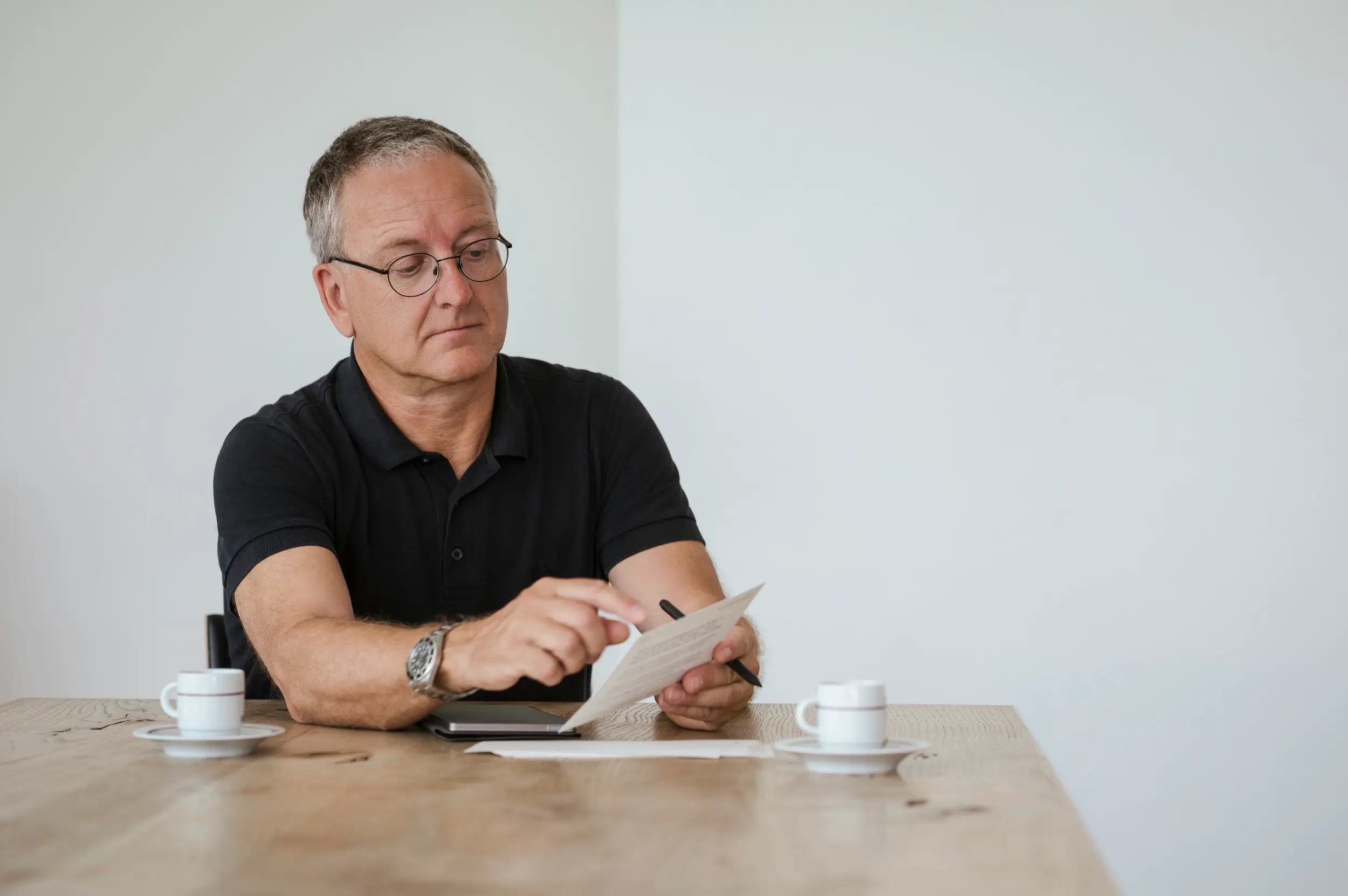 Richard Zauner prüft Unterlagen bei einer Beratung zur Firmenübernahme