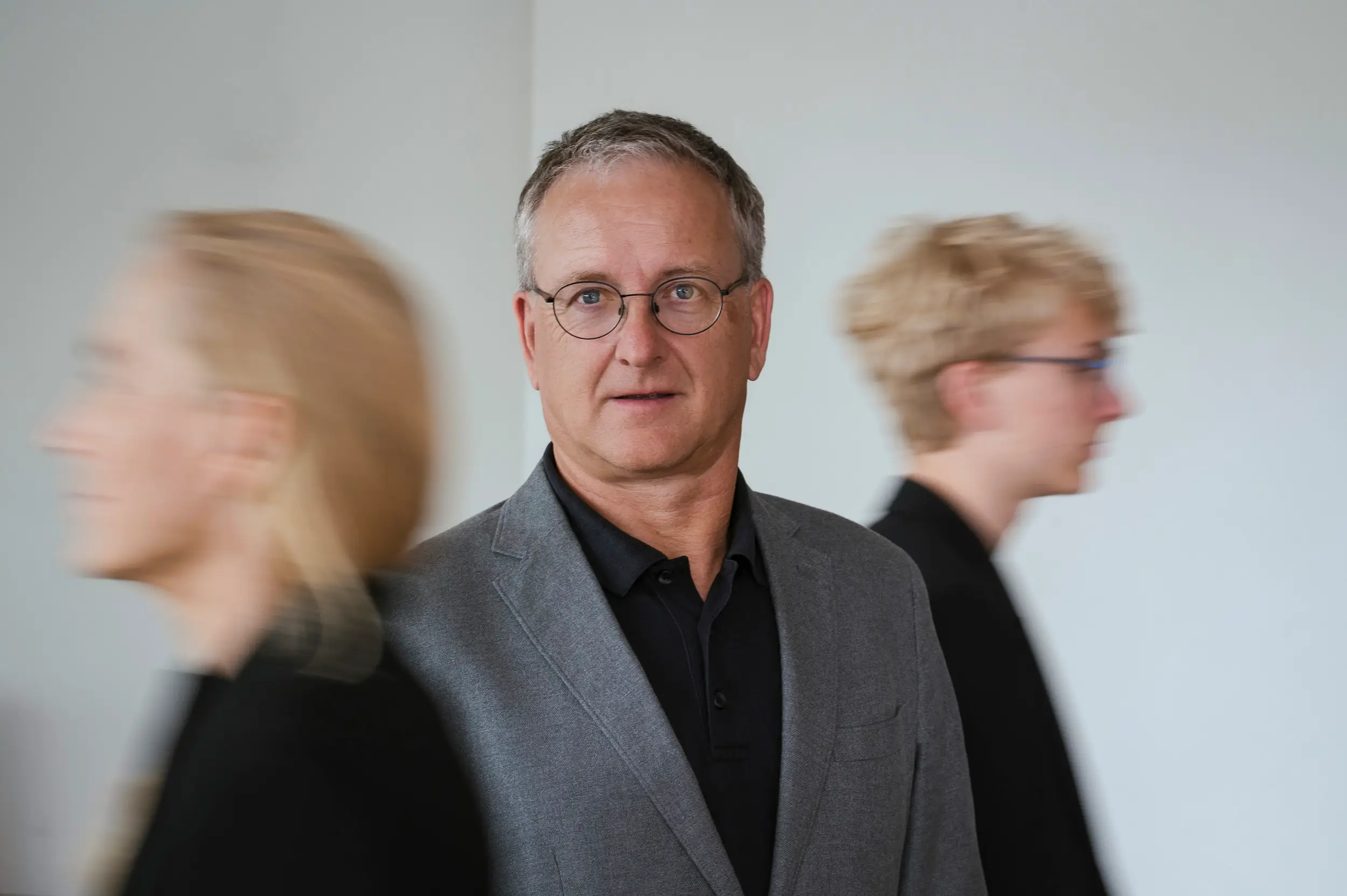 Richard Zauner und verschwommene Personen im Hintergrund – Generationenwechsel und sichere Firmenübernahme